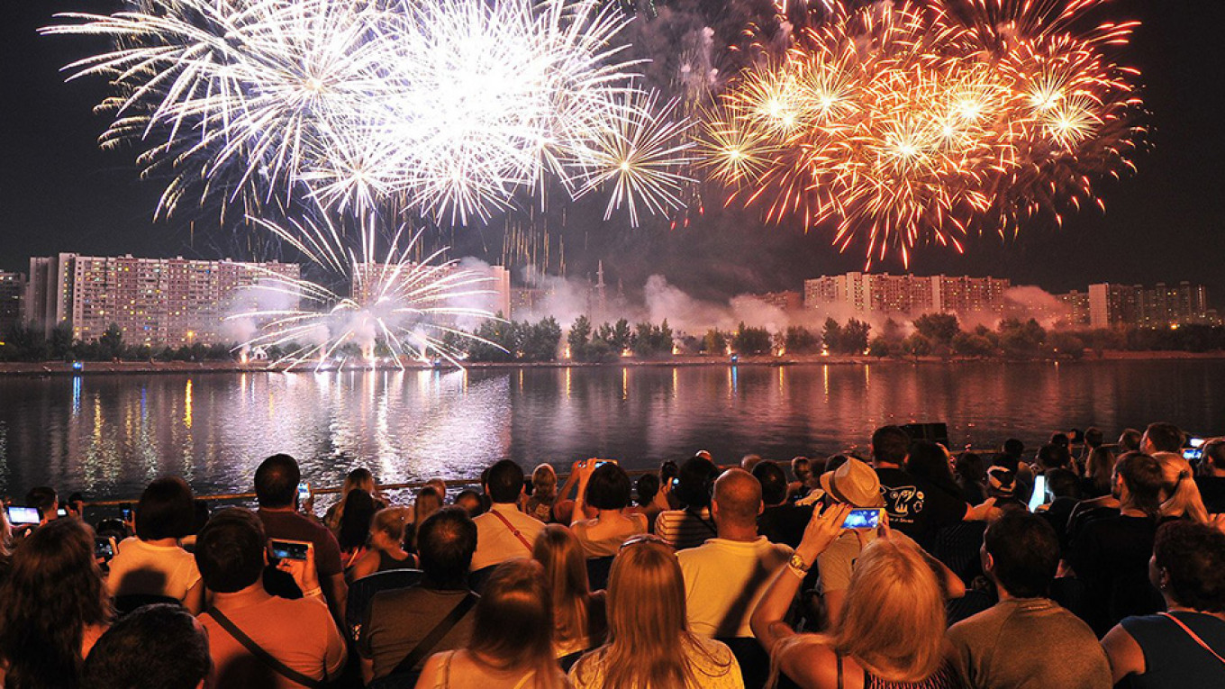 
					Find a good viewing spot for the fireworks display.					 					mos.ru				