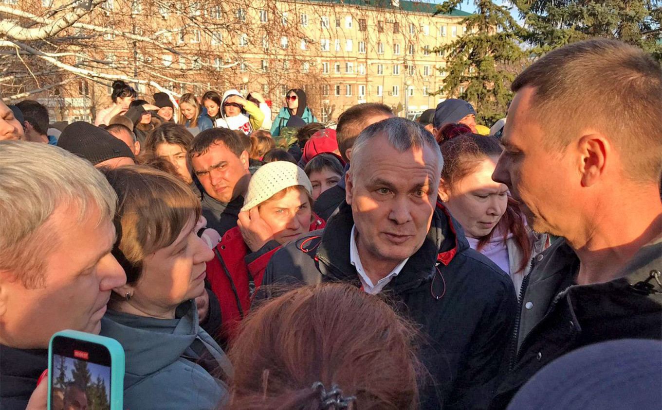 
					Orsk Mayor Vasily Kozupitsa (center) meets with residents.					 					t.me/vnkozupitsa				