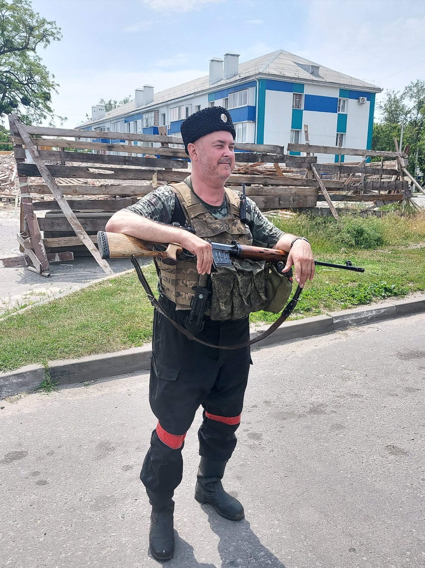 
					The Cossack Vladimir Karagodin patrols the streets of Shebekino					 									