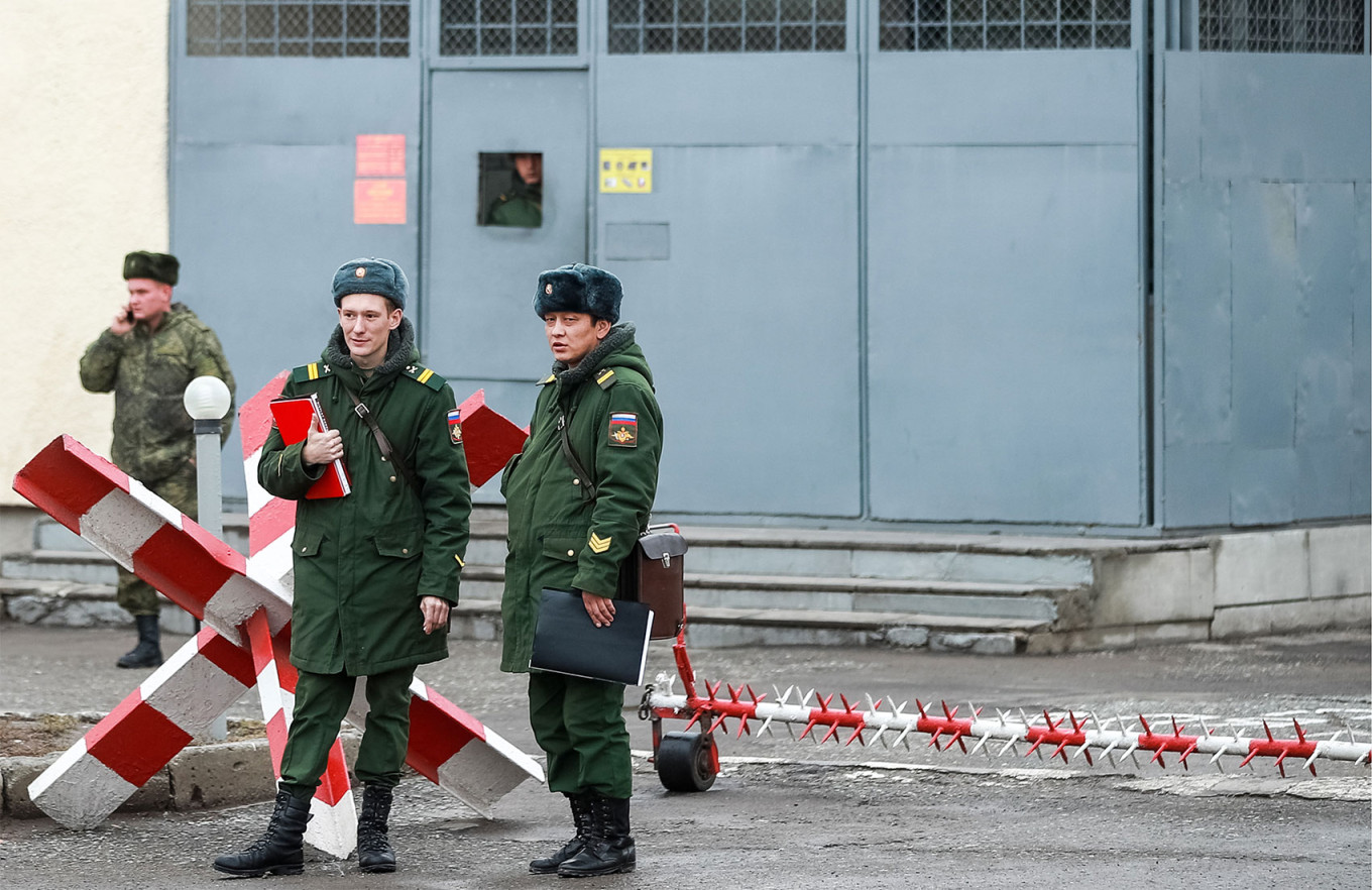 
					Servicemen at the Russian 102nd Military Base in the city of Gyumri.					 					Vladimir Smirnov / TASS				