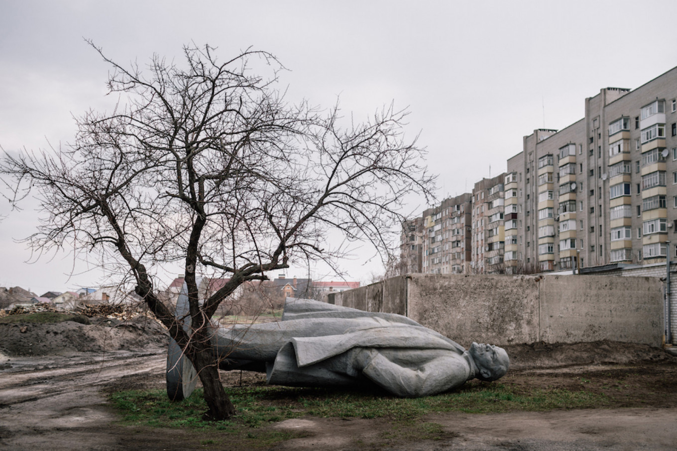 
					Lenin in Kremenchuk, 2015. 					 					Niels Ackermann / Lundi 13 / FUEL Publishing				