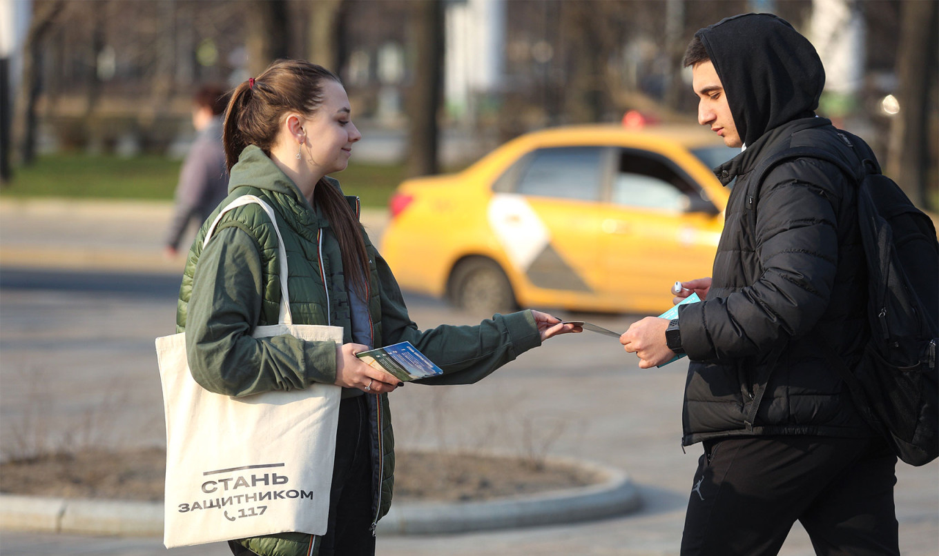 A military recruitment drive on the streets of Moscow. Arthur Novosiltsev / Moskva News Agency