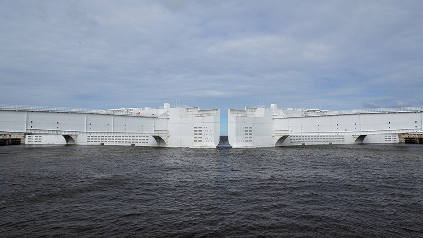 
					The main gates of the dam can close within 45 minutes of an alarm.					 					St. Petersburg Flood Prevention Facility Complex				