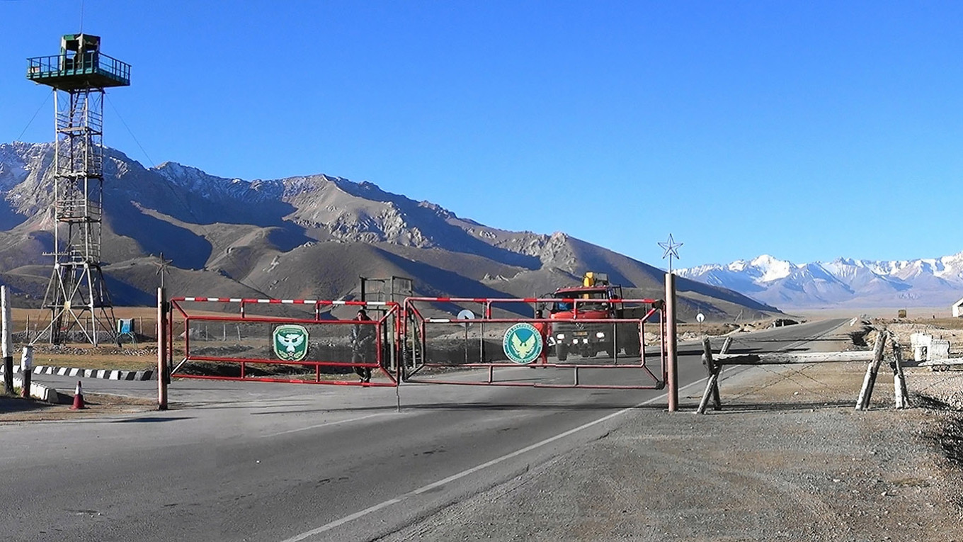 
					Kyrgyzstan's border with China.					 					Zossolino (CC BY-SA 4.0)				