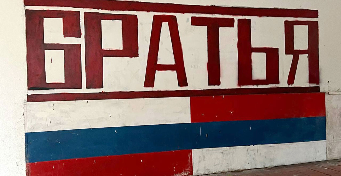 
					Graffiti in Trebinje with Russian and Republika Srpska flags that reads "Brothers."					 					MT				