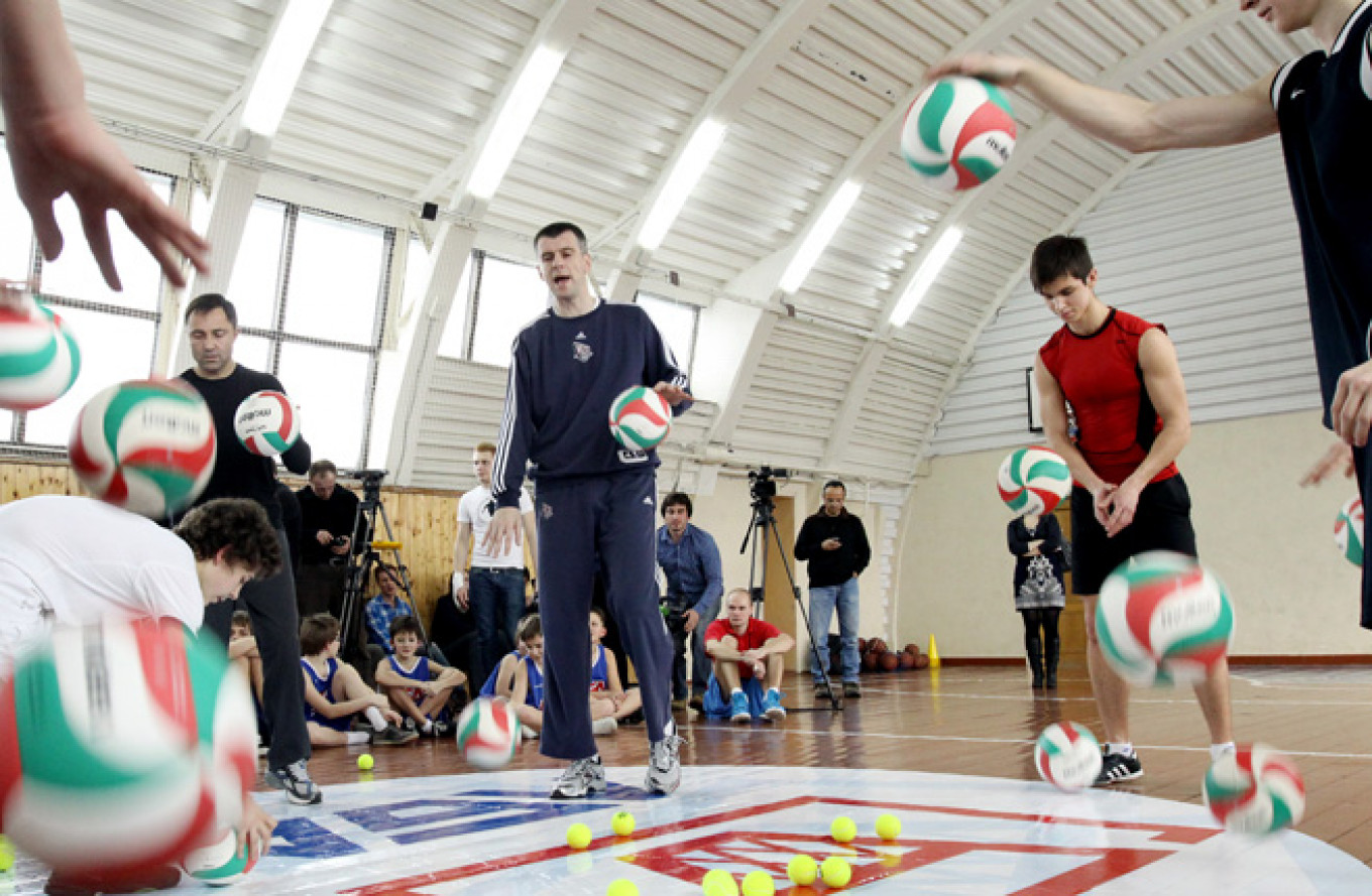 
					Presidential candidate Mikhail Prokhorov (center) during a basketball training session in October 2012.					 									