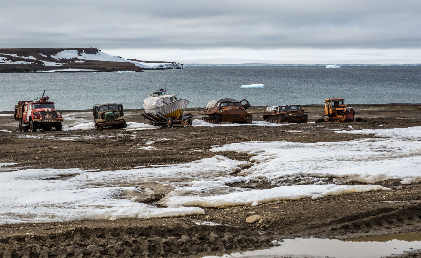 
					Remains of Soviet polar equipment on Hayes Island, Franz Josef Land.					 					Timinilya (CC BY-SA 4.0)				