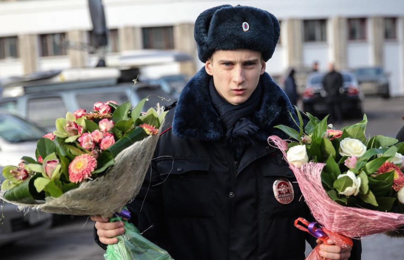 8 января мужчина. Мужчина с цветами. Полиция дарит цветы. Военный с цветами. Букет цветов для мужчины.