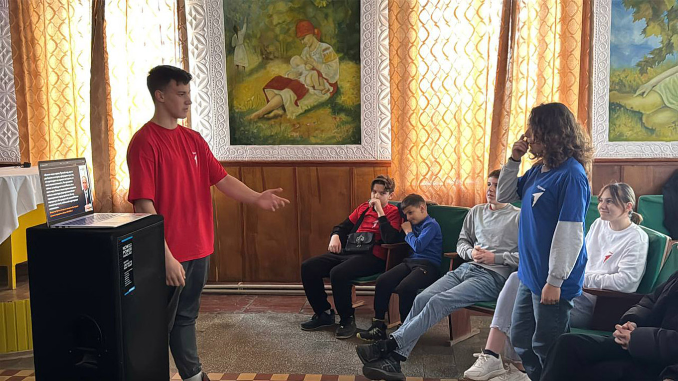 A lecture at a school in the Russian-occupied Kherson region of Ukraine promoting the concept of the “Russian World.” @mypervie84