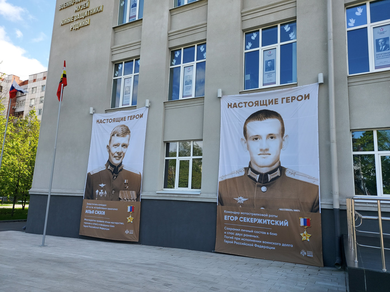 Poster di Kursk yang menunjukkan tentara Rusia tewas dalam pertempuran di Ukraina.  Giovanni Pigni