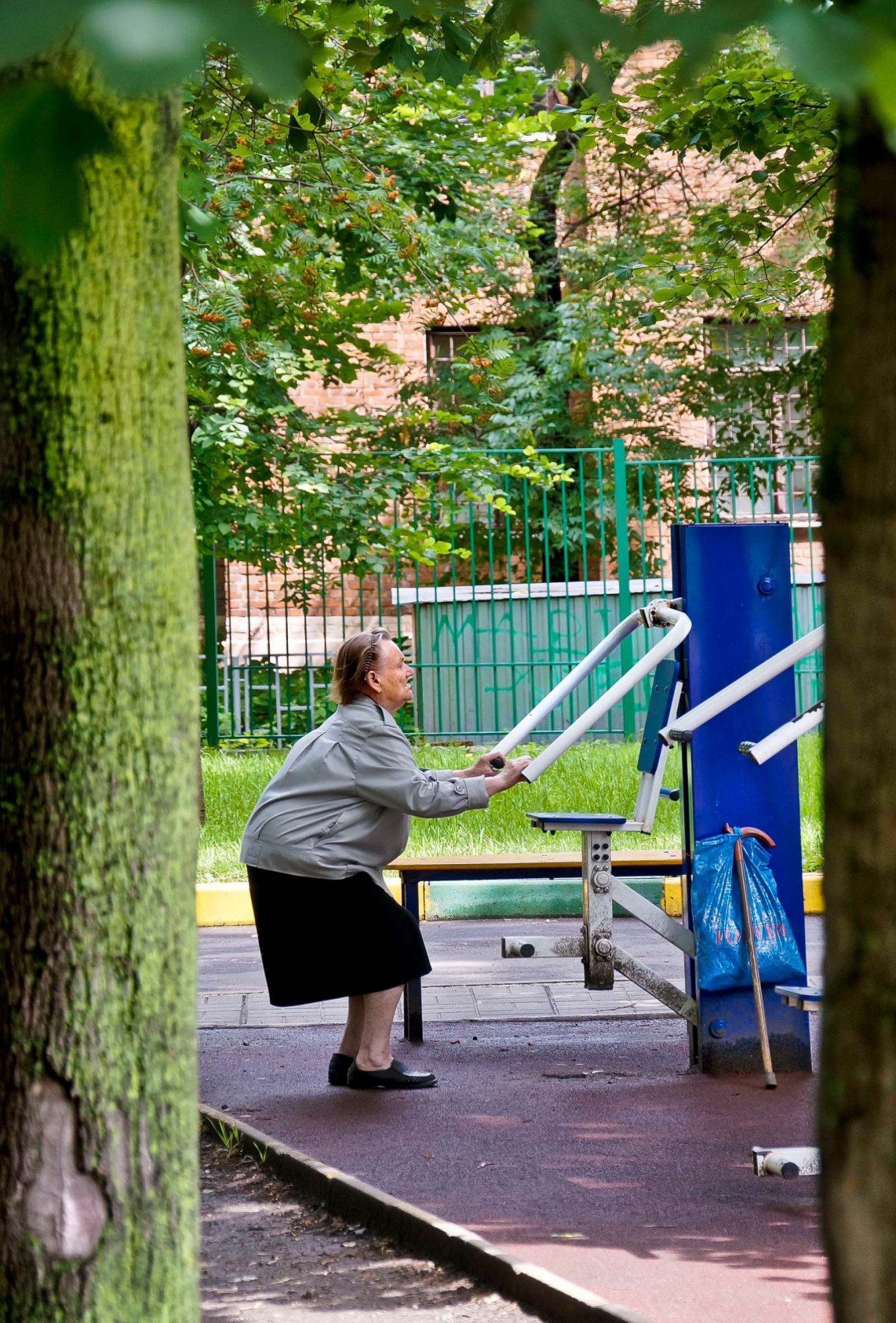 
					Getting some stretching done at Festival Park in the Marina Roshcha neighborhood.					 					Vladimir Filonov / MT				