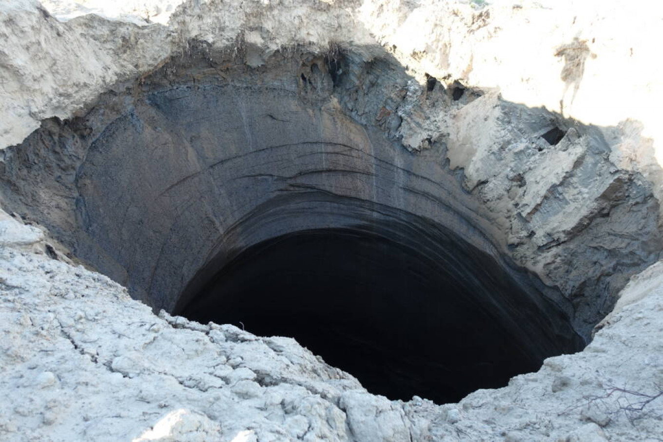 explosion-opens-new-pit-to-hell-crater-in-russian-arctic-the-moscow