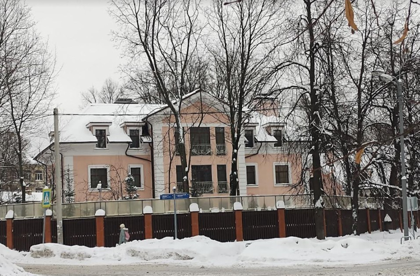
					A new mansion on an old plot of land.					 					Anton Belyaev				