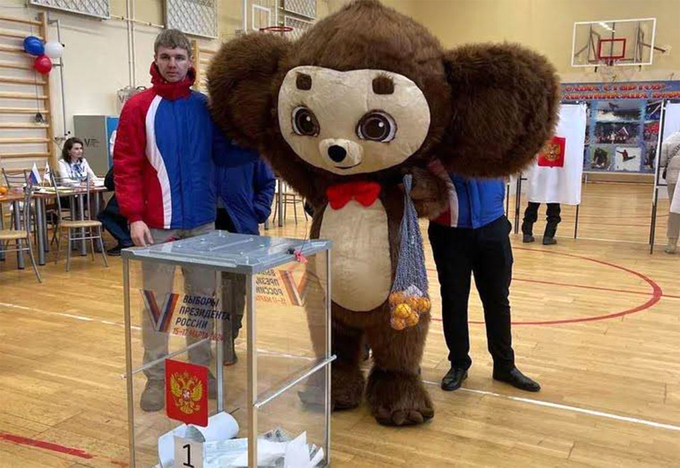 
					A local resident came to a polling station in Yugorsk dressed as Cheburashka. He voted in the Russian presidential election and treated Yugorsk residents to oranges.					 					t.me/vybora				