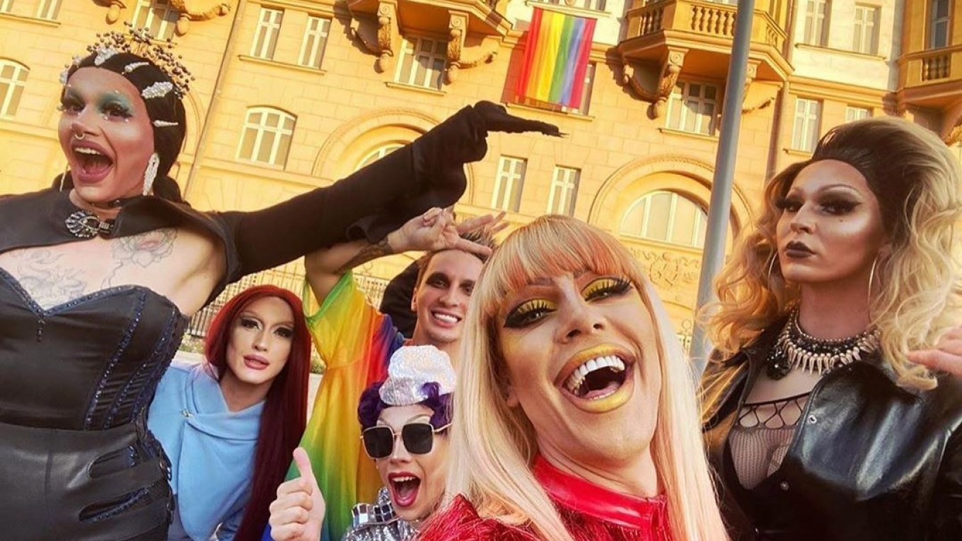 Russians Celebrate Lgbt Pride In Front Of Us Embassys Rainbow Flag The Moscow Times 