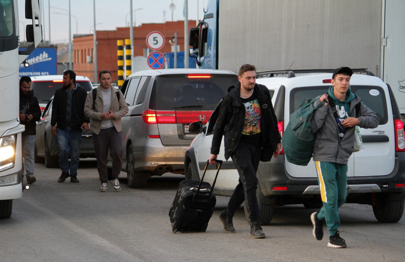 
					Russians arrive in Kazakhstan crossing the Syrym border crossing point on Sept. 27, 2022. 					 					AFP				