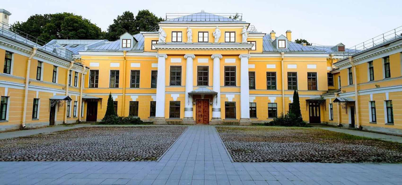 Smolny College in St. Petersburg. Courtesy of Smolny College
