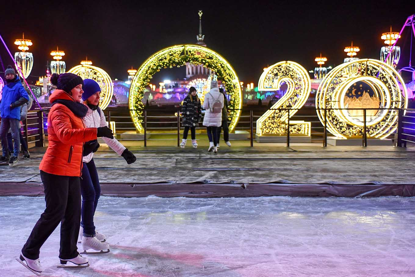 Слово каток. Парк ВДНХ Москва зима 2020. Парк ВДНХ Москва зимой 2020. Парк ВДНХ зимой 2020. ВДНХ В Москве зимой 2020.