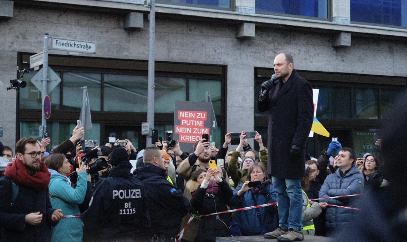 
					Vladimir Kara-Murza addresses protesters.					 					Moscow Times reporter				