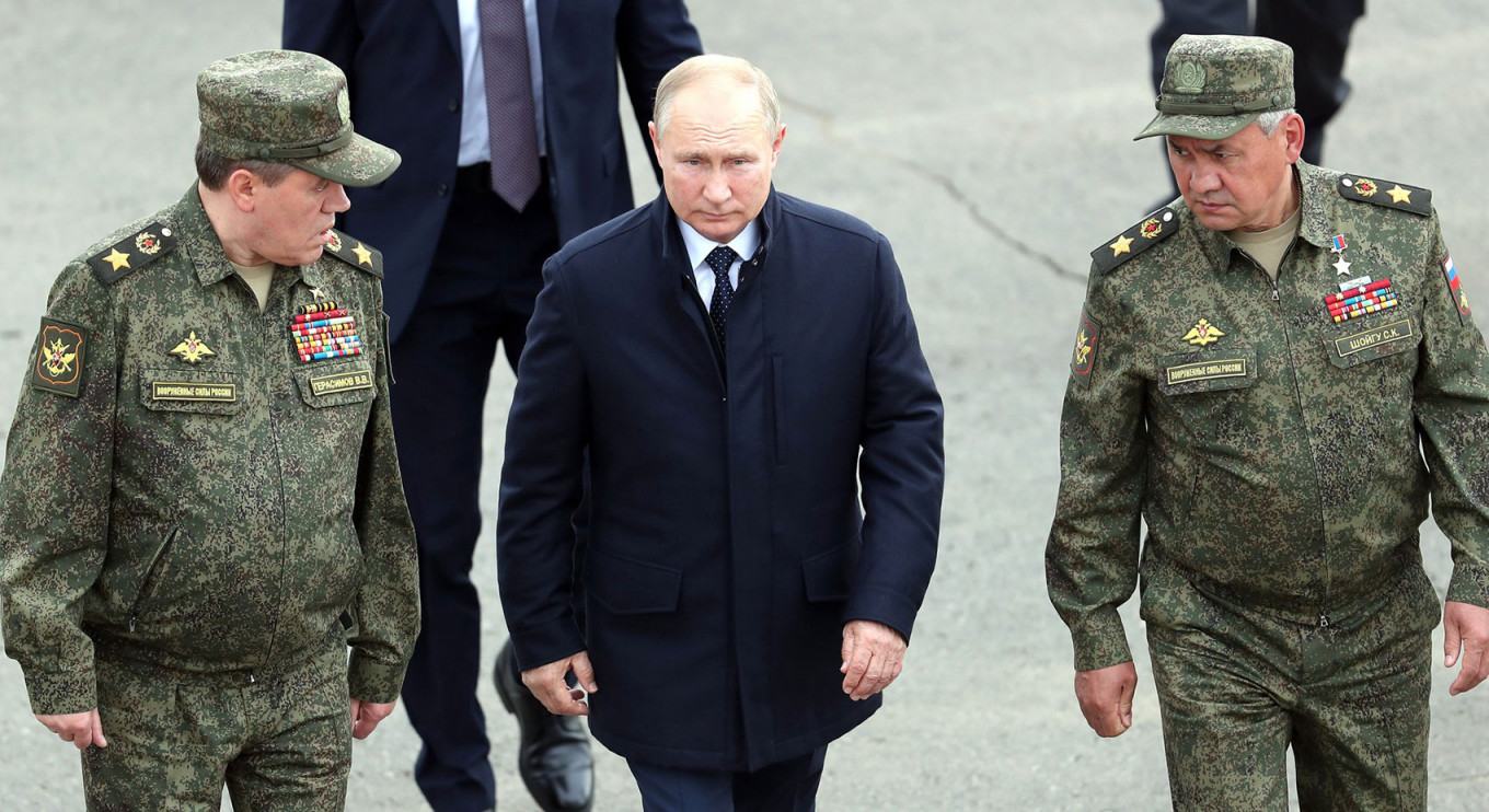 
					Vladimir Putin with Defense Minister Sergei Shoigu (right) and Valery Gerasimov, Chief of the General Staff.					 					kremlin.ru				