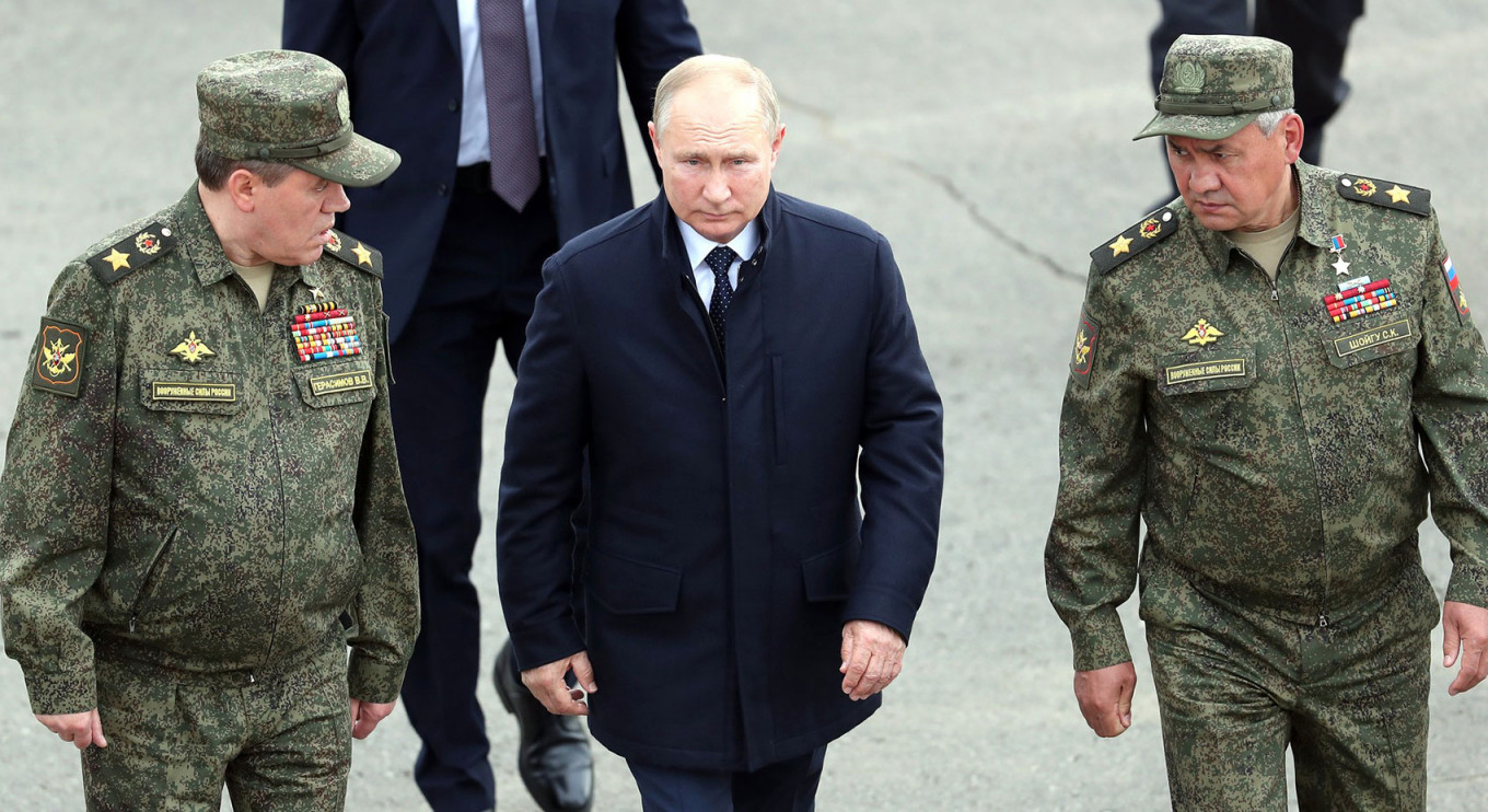  Vladimir Putin with Defense Minister Sergei Shoigu (right) and Valery Gerasimov, Chief of the General Staff. kremlin.ru 