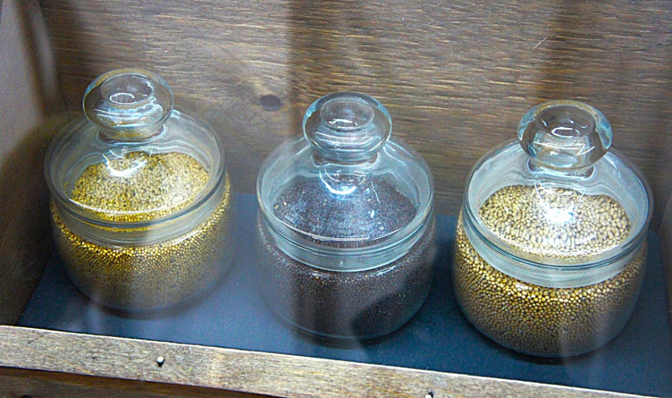 
					Mustard seeds: Sarepta, French and English  					 					Exhibit at the Museum-Reserve of Staraya Sarepta. Photo courtesy of authors				