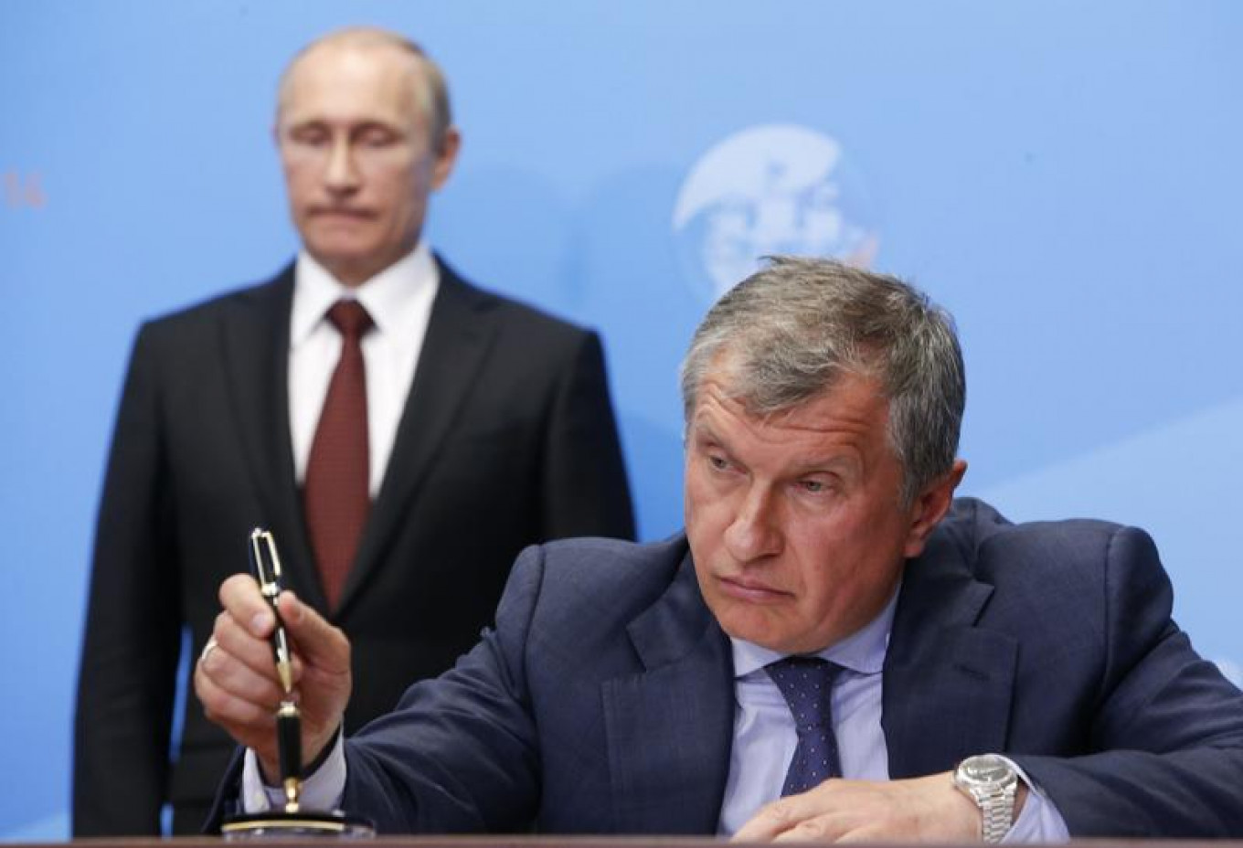 
					Russia's President Vladimir Putin (back) and Rosneft CEO Igor Sechin attend a signing ceremony at the St. Petersburg International Economic Forum.					 					Sergei Karpukhin / Reuters				