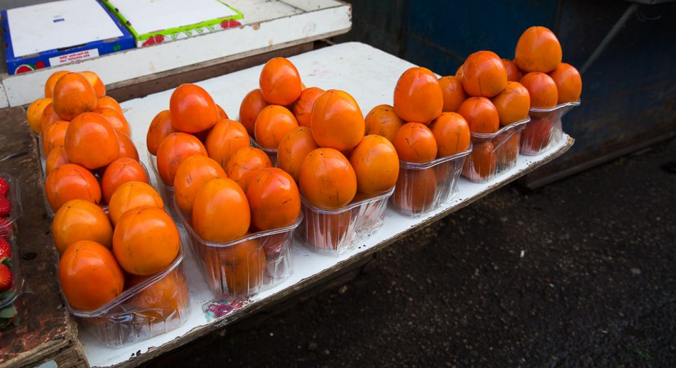 
					Hachyia persimmons are conical and astringent.					 					Jennifer Eremeeva / MT				