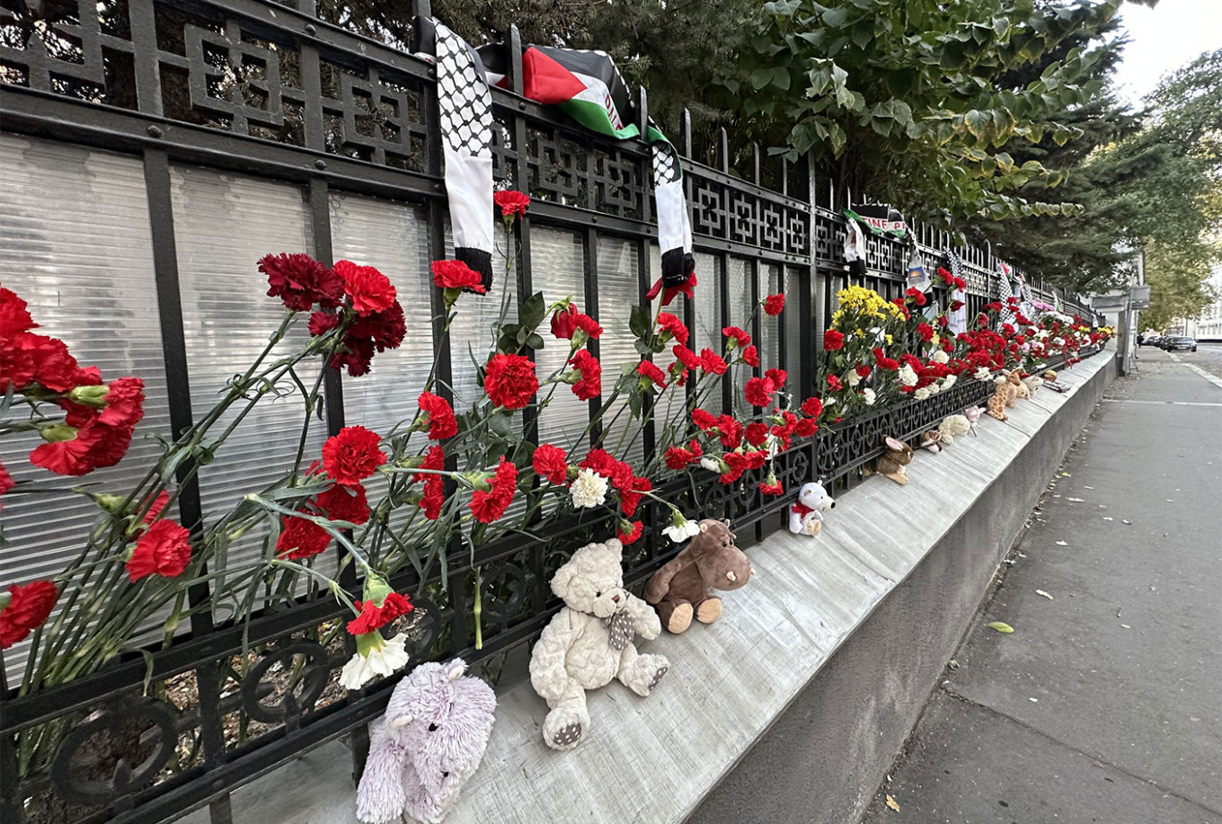
					Flowers and toys in front of the Palestinian Embassy in Moscow.					 					Moskva News Agency				