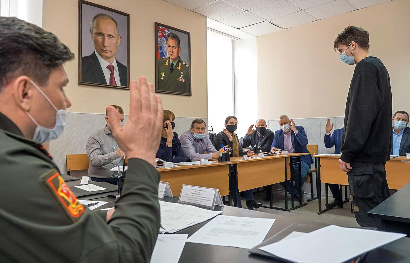 
					A medical examination of conscripts at a recruitment center in Russia.					 					Igor Yevdokimov / Kommersant				