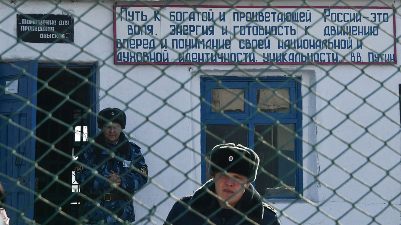 Сотрудники службы безопасности в исправительной колонии в России.