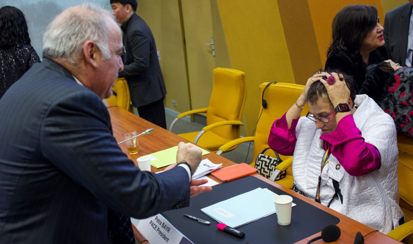 
					Garry Kasparov in conversation with PACE President Petra Bayr.					 					@sotaproject / Telegram				