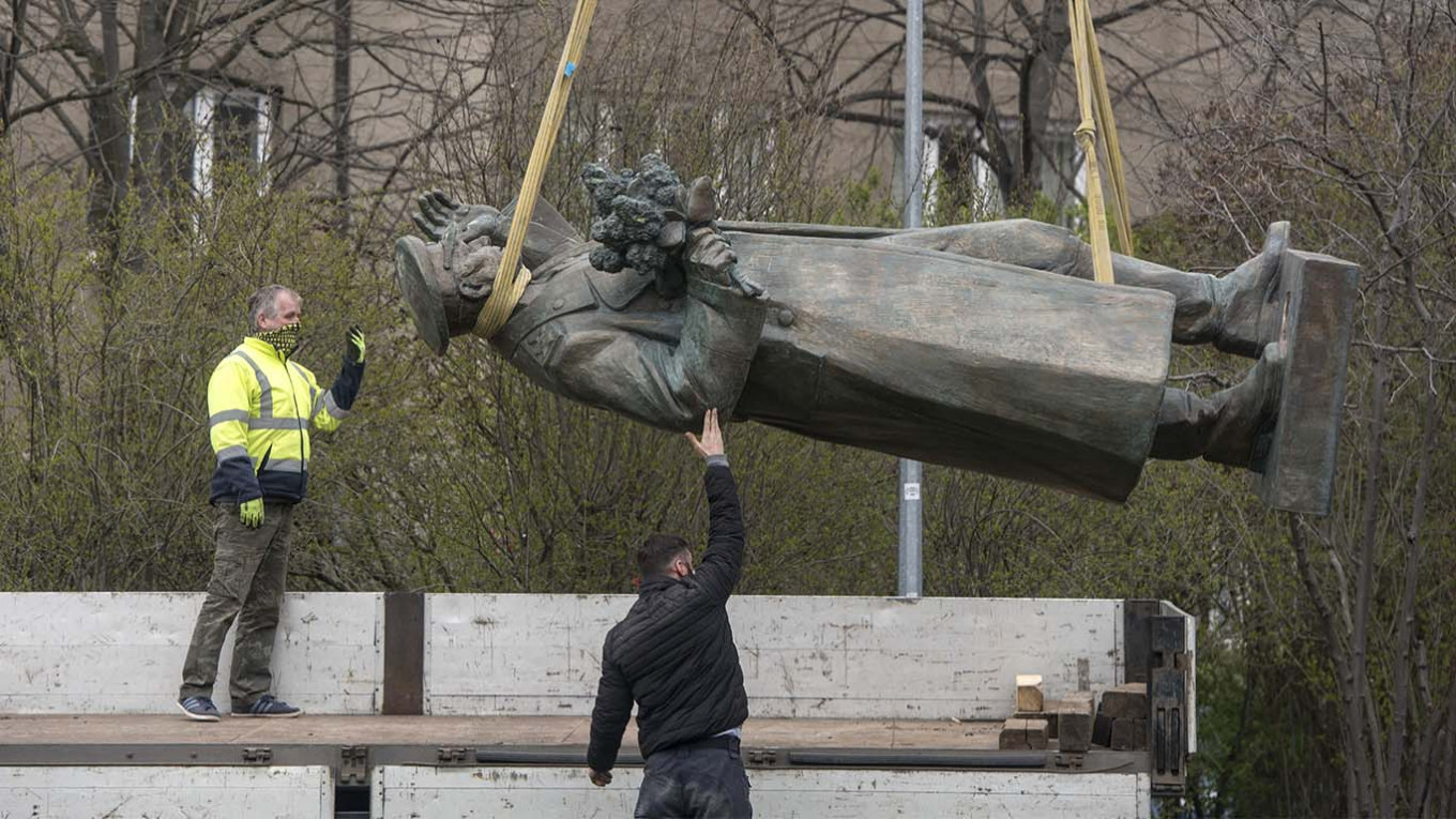 Controversial Soviet-Era Statue Removed in Prague - The Moscow Times