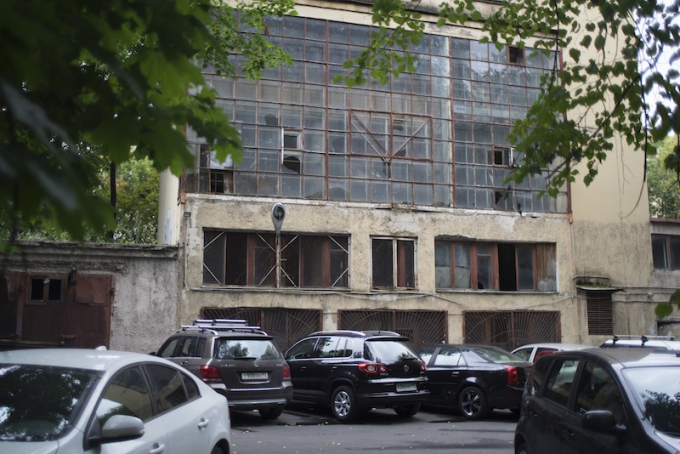 
					Clearing work in the communal block recently purchased from the Moscow city government is already under way.					 					Albina Shaimuratova				