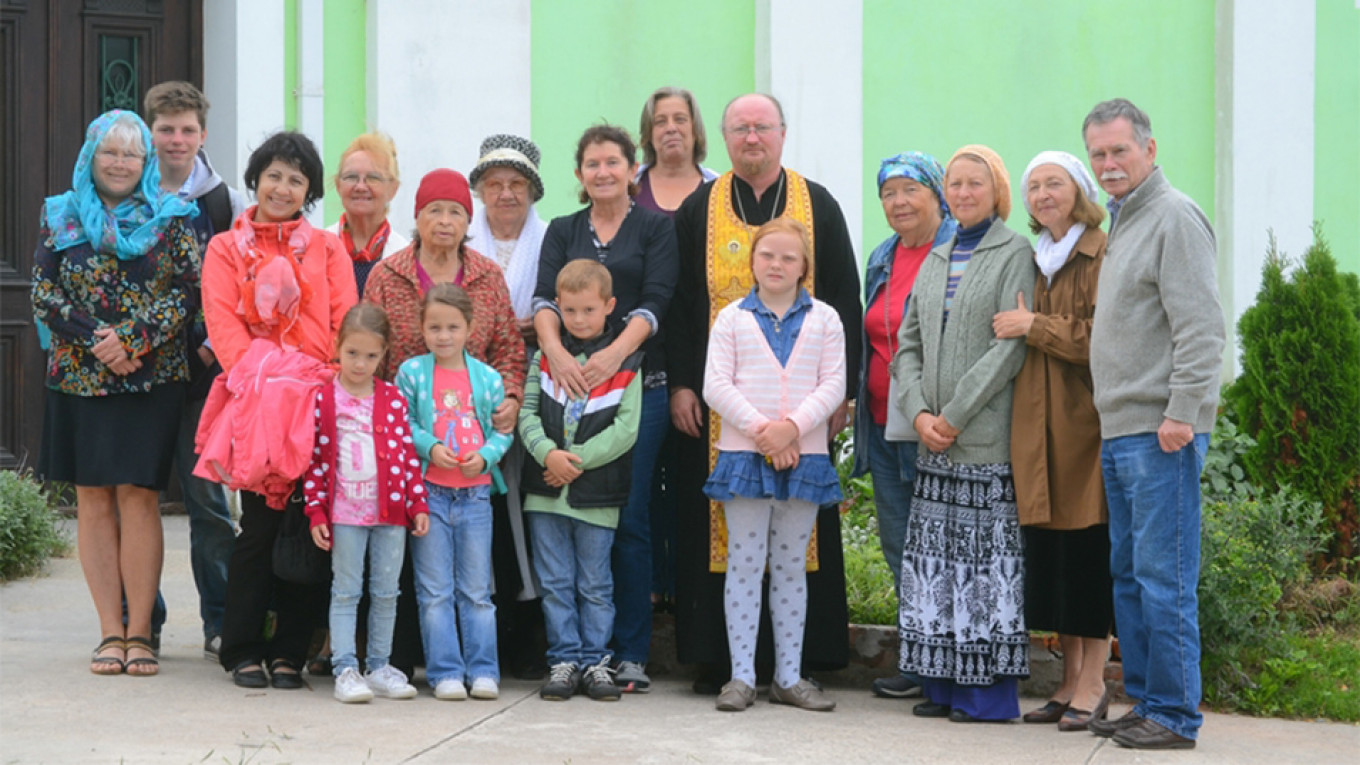 
					Hieromonk Gerasim with parishioners					 					photravel.ru				