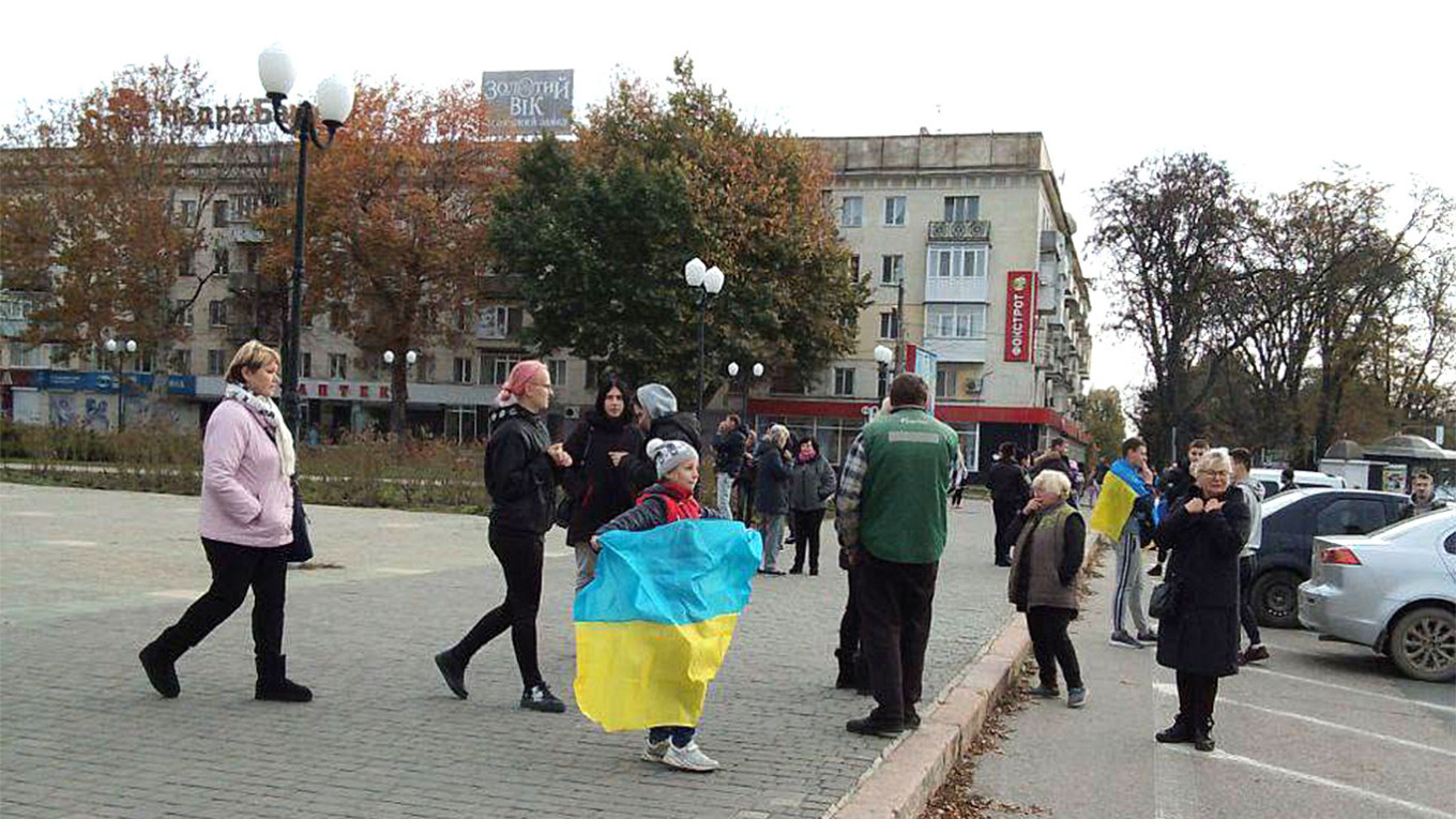
					People greeting Ukrainian troops in the main square of Kherson.					 					t.me/suspilnekherson				