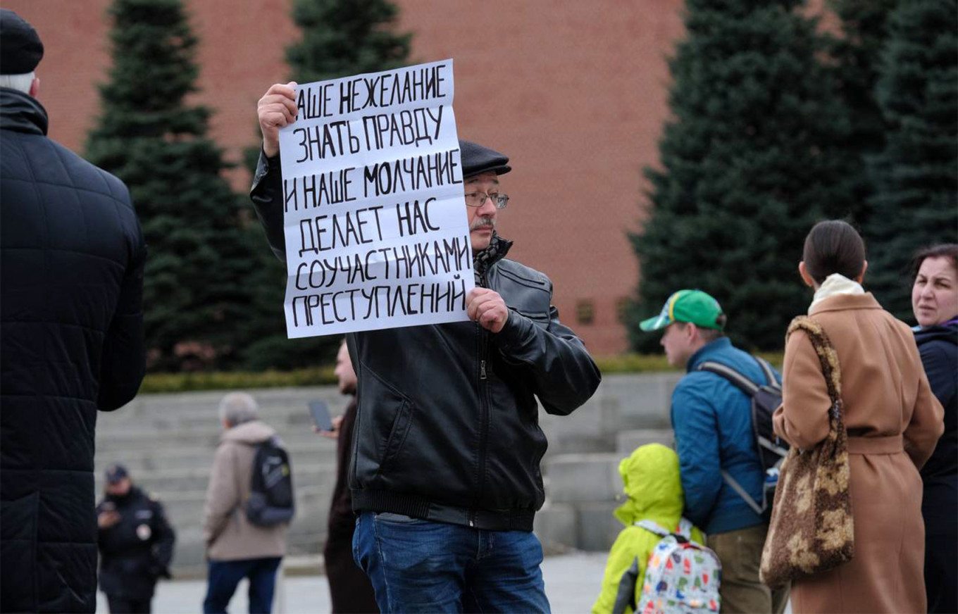 
					Oleg Orlov with a placard reading: "Our unwillingness to know the truth and our silence makes us accomplices of crime."					 					Memorial Center / Telegram				