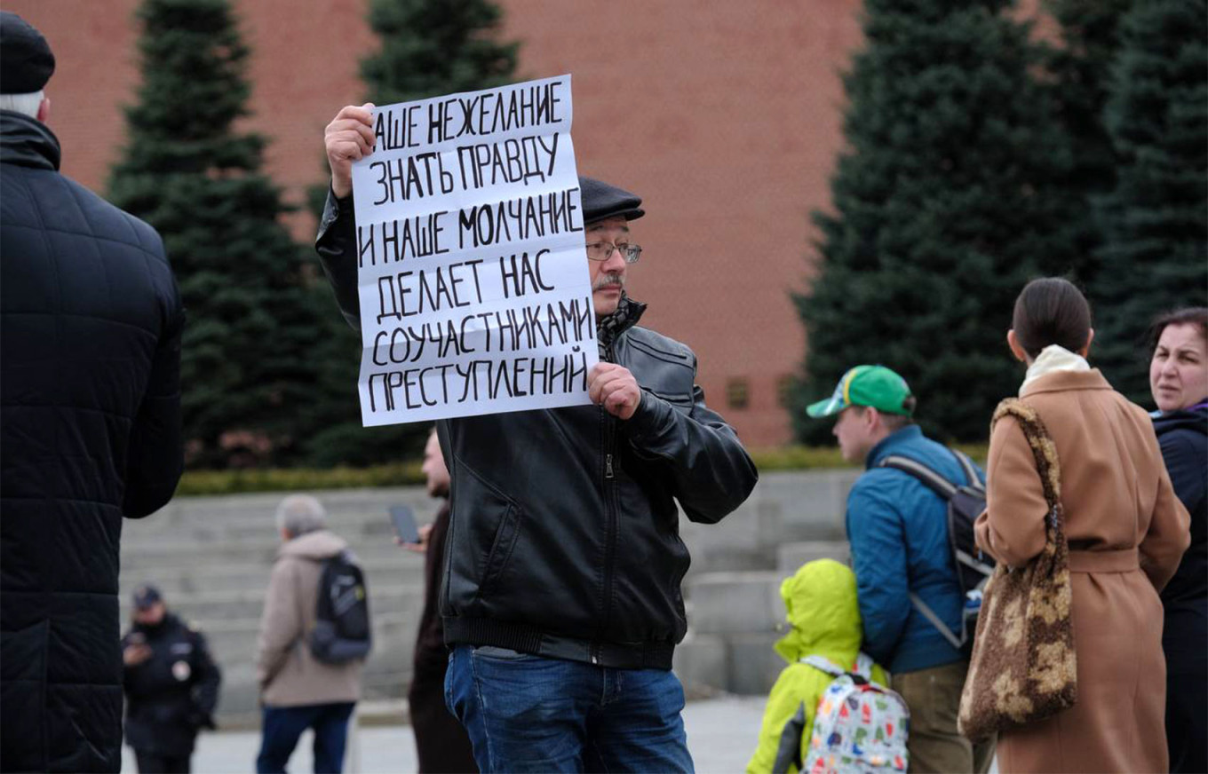 Oleg Orlov with a placard reading: "Our unwillingness to know the truth and our silence makes us accomplices of crime." Memorial Center / Telegram