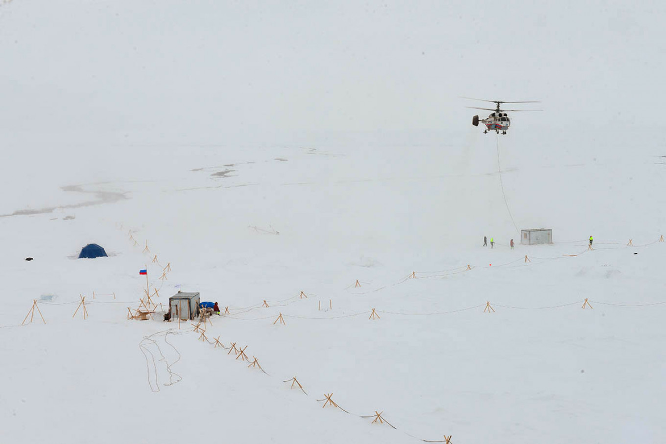 
					A helicoptered evacuated people and equipment.					 					aari.ru				