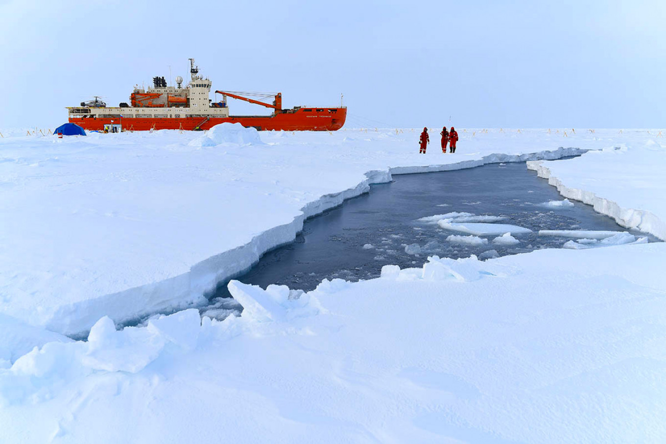 
					Growing cracks in the ice had been monitored ahead of the evacuation.					 					Aari.ru				