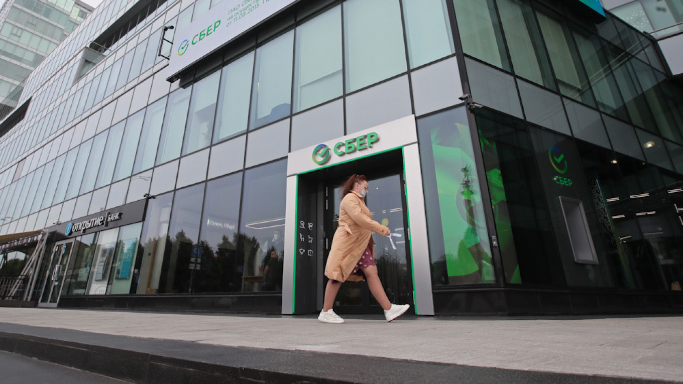 Sberbank telah memanfaatkan pandemi ini untuk mendorong industri-industri baru, dengan mengumumkan rencana untuk menjadi pemain utama di hampir setiap bagian ekonomi konsumen Rusia.  Vladimir Gerdo / TASS