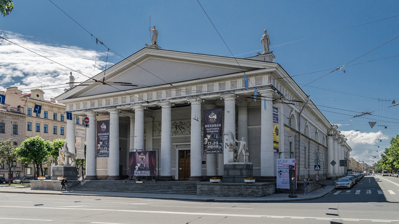 
					Manege in St. Petersburg					 					Wikicommons				