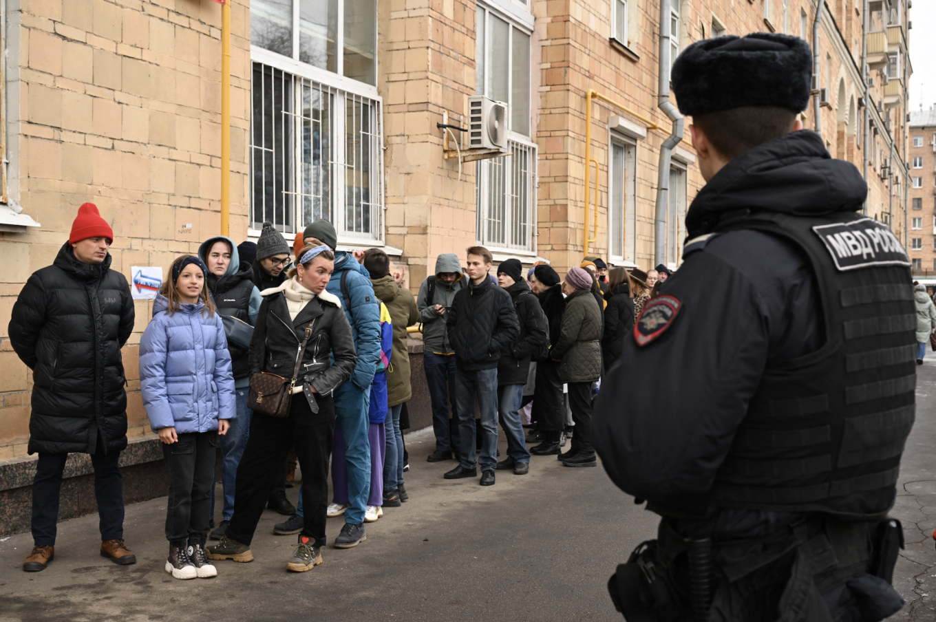 
					Russians line up to vote in Moscow.					 					NATALIA KOLESNIKOVA / AFP				