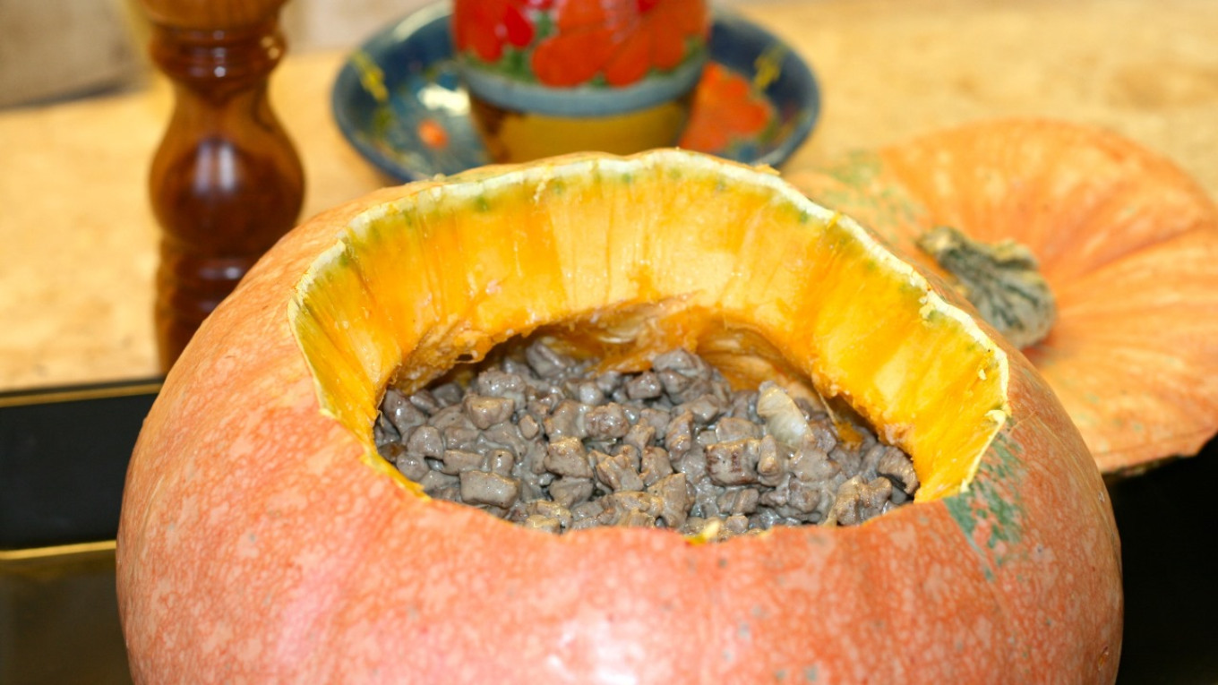 
					Pumpkin stuffed with meat, recipe from 1795.					 					Pavel and Olga Syutkin				
