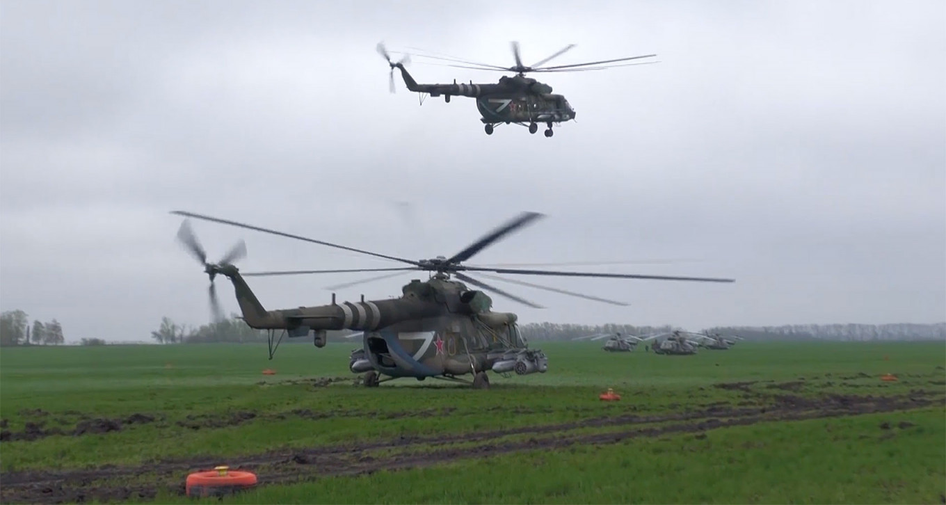 
					Helicopters providing air cover for Russian military convoys in Ukraine..					 					Russian Ministry of Defence				