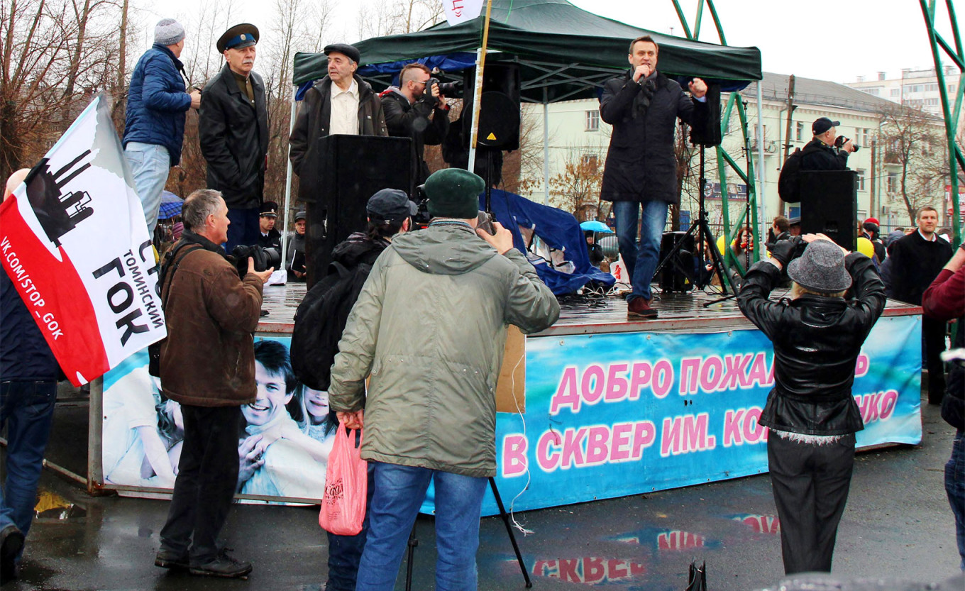 
					Alexei Navalny speaks at a rally against the construction of a mineral processing plant in Chelyabinsk in 2017.					 					kprf-chel.ru				