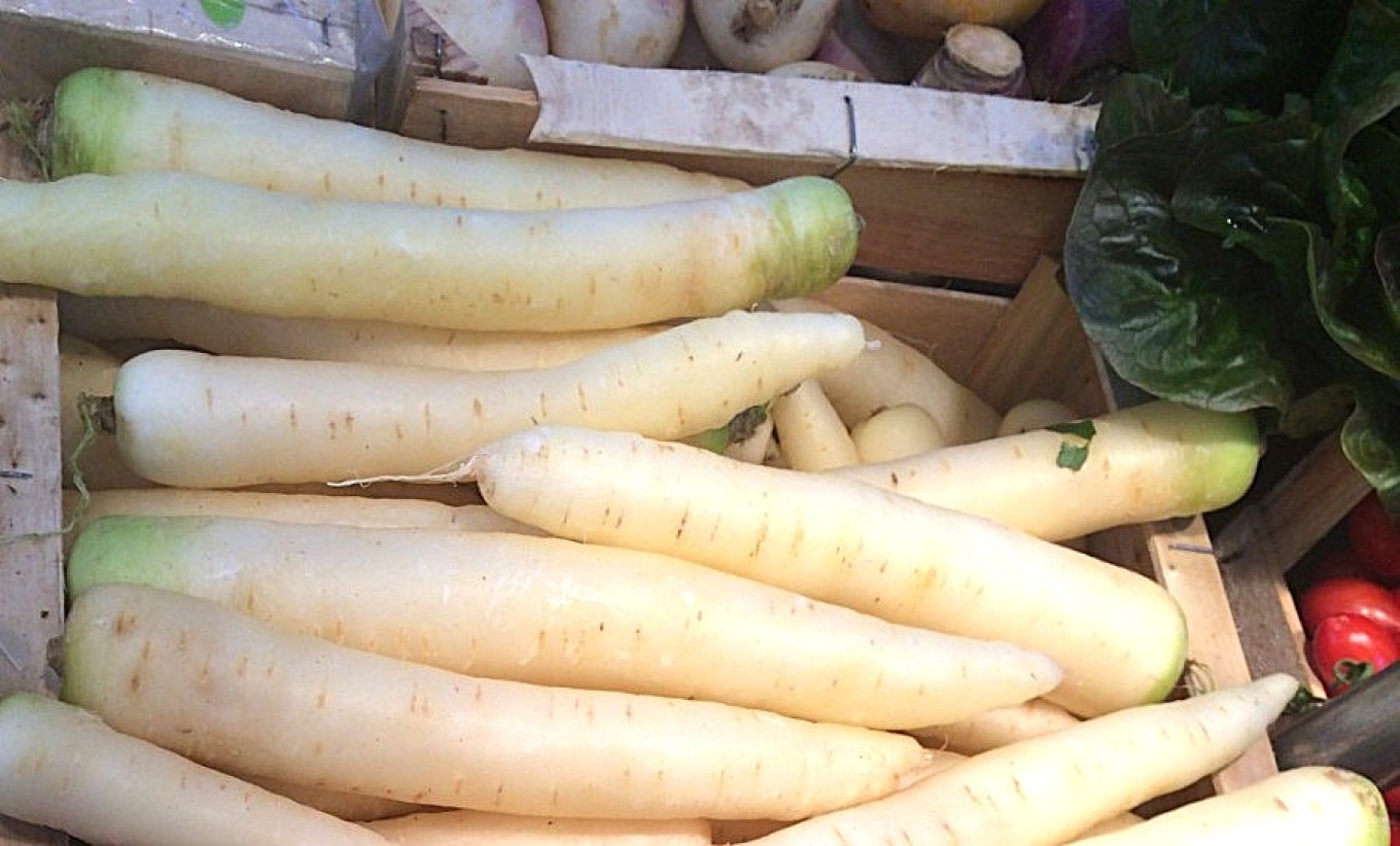 
					It's easy to confuse white carrots with other root vegetables.					 					Courtesy of authors				