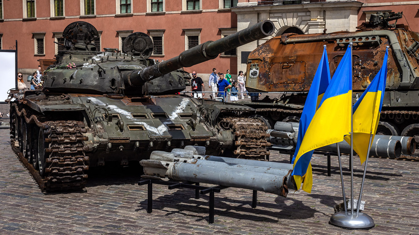 
					A destroyed Russian T-72 tank on display at the Royal Castle square in Warsaw, Poland.					 					Wojtek RADWANSKI / AFP				