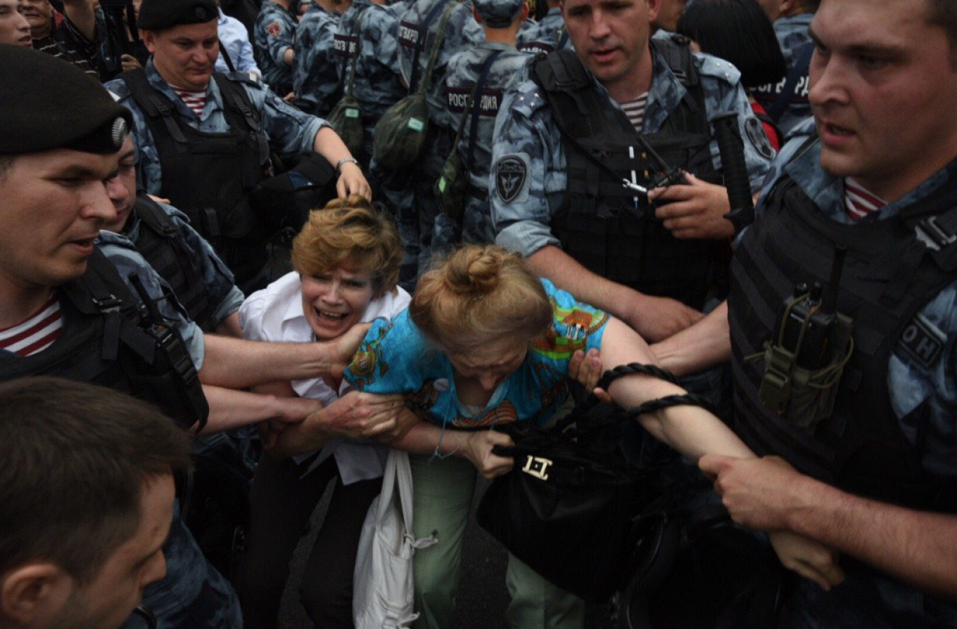 
					A quarter of Russians would "most likely" join protests over falling living standards if they broke out in their city. 					 					mborzunova / Twitter				