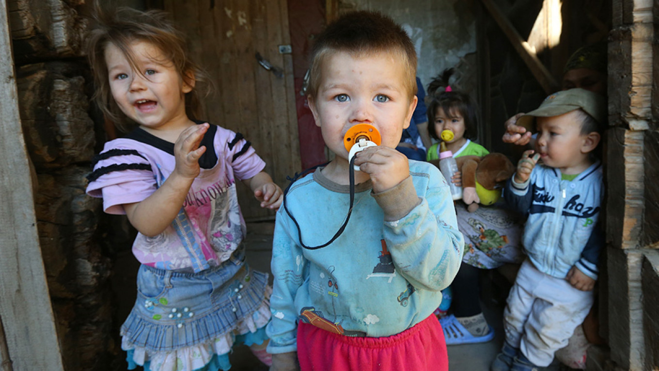 1 in 4 Russian Children Live Below Poverty Line, Official